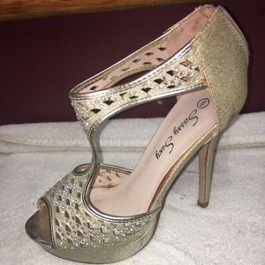 Peep toes sparkly strappy pump